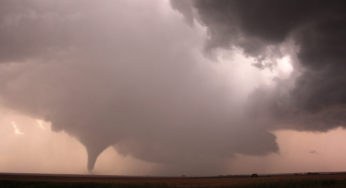 The calendar days with the most and fewest tornadoes